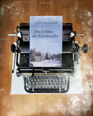 👨🏽‍⚖️ NÜRNBERGER PROZESSE 🧐

Wie der Titel "Das Schloss der Schriftsteller" schon andeutet, findet in diesem absolut lesenswerten Sachbuch die Betrachtung der Nürnberger Prozesse aus einer völlig anderen Perspektive statt. Denn nicht nur der Prozessablauf selbst wird detailliert und eindrücklich geschildert, es wird ein ebenso großes Augenmerk auf die Journalisten und Schriftsteller gelegt, die über das Prozessgeschehen berichten, einordnen, kommentieren und beurteilen.

Brillant und hervorragend recherchiert liefert Uwe Neumahr nicht nur ein spannendes Stück Zeitgeschichte, sondern gewährt obendrein einen ebenso interessanten, informativen Einblick in den Alltag im Pressecamp sowie die unterschiedliche Art und Weise der Berichterstattung. Diese ist geprägt von politischer Einstellung, Nationalität aber auch von Einzelschicksalen in Deutschland selbst bzw. im Exil.

In den einzelnen Kapiteln werden die Prozesseindrücke dieser hochkarätigen Journalisten und Schriftsteller ausführlich dargestellt und mit interessanten Details aus deren Biografien angereichert.

Gerade durch diese so unterschiedlichen Persönlichkeiten ist ein vielschichtiges, ungemein spannendes Gesamtbild dieses Prozesses, den politischen Bestrebungen der Besatzungsmächte sowie über die Deutschen und Deutschland vor und nach dem Krieg entstanden.

"Das Schloss der Schriftsteller" bietet viel Stoff zum Nachdenken über die unmenschlichen Gräueltaten des Regimes, vor allem aber über das unbegreifliche Schweigen der Deutschen.

unbezahlte Werbung • Rezensionsexemplar 
@c.h.beckliteratur

#dasschlossderschriftsteller #uweneumahr #chbeckverlag #rezension #nürnbergerprozesse #zeitgeschichte #vergangenheitsbewältigung #bookstagramdeutschland #bookstagramcommunity #schreibmaschine #typewriter #leseempfehlung #sachbuch #bookaholic #bookstagram