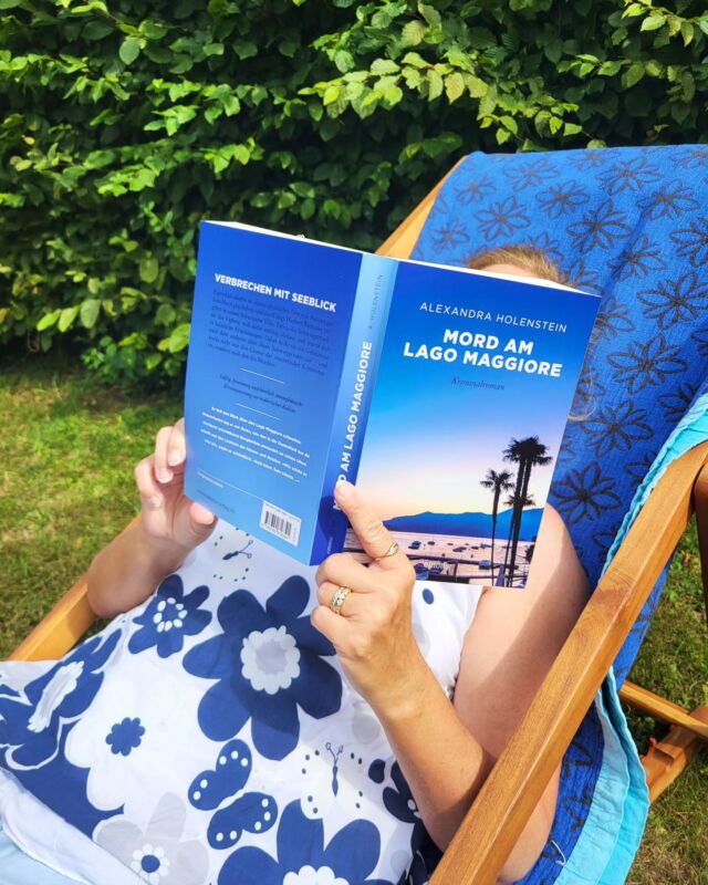 💙 MORD AM LAGO MAGGIORE 🏝

Nachdem Tabea und Ludwig Kummer die Kündigung ihrer Züricher Wohnung inklusive Ludwigs Fotoatelier verarbeiten müssen, bietet ihnen Herbert Kummer großzügig an, doch zu ihm in seine Tessiner Villa zu ziehen. Das Angebot wäre an sich ein wahrer Volltreffer, wenn, ja wenn Schwiegervater Herbert nicht ein ausgesprochenes Ekel wäre. Doch bei den horrenden Züricher Mietpreisen bleibt ihnen nichts anderes übrig als den Vorschlag anzunehmen. 

Doch weder Tabea noch Ludwig ahnen, dass es noch viel schlimmer kommen wird, denn kurz nach ihrem Umzug liegt Herbert tot in seinem Wohnzimmer - augenscheinlich ermordet. Da Tabea die Arbeit der Polizei viel zu langsam vorangeht, beginnt sie mit eigenen Ermittlungen. 

Luftig, leicht und locker geschrieben nimmt Alexandra Holenstein Ihre Leserschaft mit in die Schweiz, zunächst nach Zürich und dann an den idyllischen Lago Maggiore. Vor diesem traumhaften Setting, das bei mir sofort Urlaubsfeeling aufkommen ließ, beschreibt sie zunächst voller feiner Zwischentöne und mit unglaublichem Witz den bevorstehenden Neuanfang. Beim Lesen dieser so wunderbaren Szenen konnte ich mir oftmals ein Lächeln nicht verkneifen. Doch damit nicht genug des Lesevergnügens, denn ziemlich schnell entwickelt sich ein gut durchdachter, mitreißender Kriminalfall, den ich von den ersten Seiten an genossen habe, wie ein leckeres Stück Schweizer Schokolade.

Wer beste Unterhaltung, einen spannenden Krimiplot, eine ordentliche Portion Lokalkolorit, lebendige, syphatische, skurrile und teils undurchsichtige Figuren, die sich so herrlich ergänzen, sowie eine Protagonistin voller Charme, Esprit und kriminalistischer Spürnase zu schätzen weiß, dem kann ich diesen absolut lesenswerten Kriminalroman voller Begeisterung ans Herz legen. 

Apropos Urlaubsfeeling: Wo wart ihr dieses Jahr unterwegs? Welche Bücher haben euch in ferne oder nahe Länder entführt? 🥹

unb. Werbung • ReziEx

#mordamlagomaggiore #alexandraholenstein #emonsverlag #bookstagramdeutschland #germanbookstagram #igreads #bluebooks #blue #outdoorreading #leseverrückt #bookaholic #Zürich #lagomaggiore #kriminalroman #gardentime #timetoread #ichlesealsobinich
